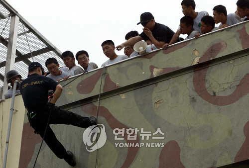 레펠 하강[연합뉴스]